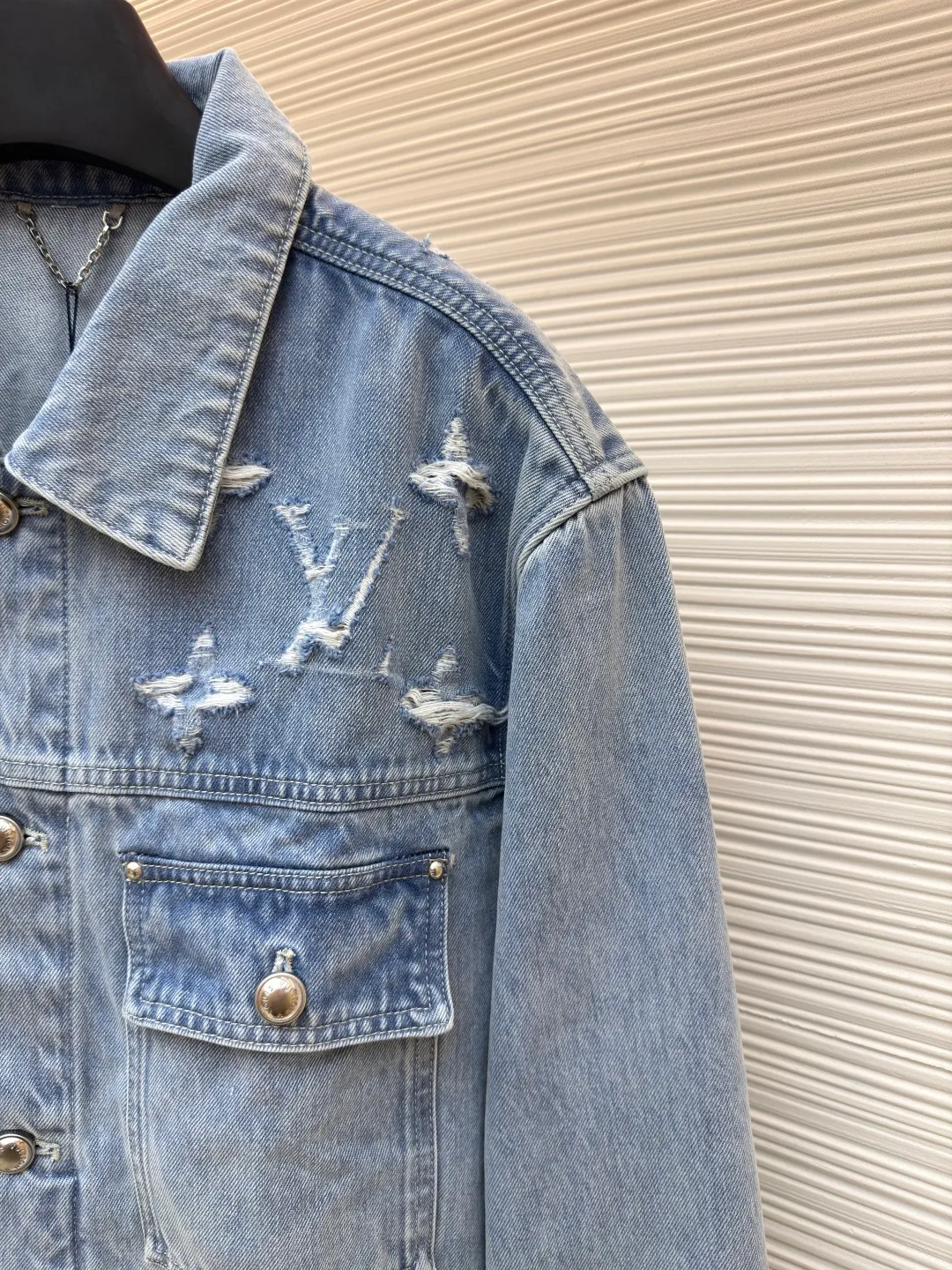 LOUIS VUITTON washed ripped denim jacket ●Authentic product: Purchased and developed for 25600 ●Item number: 1680604-B85 ●Material: pure cotton exclusive denim material ●Technology: laser burning ●Version: fitted version ●Weight: about 1070 grams ●Size: 48-59-52-54 ●Description: This destroyed detail is really cool. This washed denim truck elevates a classic silhouette with contrasting Monogram detailing front and rear, crafted with an edgy tear effect. This mid-season piece is effortlessly layered and can be worn with matching accessories for an on-trend look.